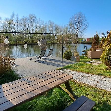 Het Witte Chalet Aan Het Water Van Monumentaal Fort Ooltgensplaat Exterior photo