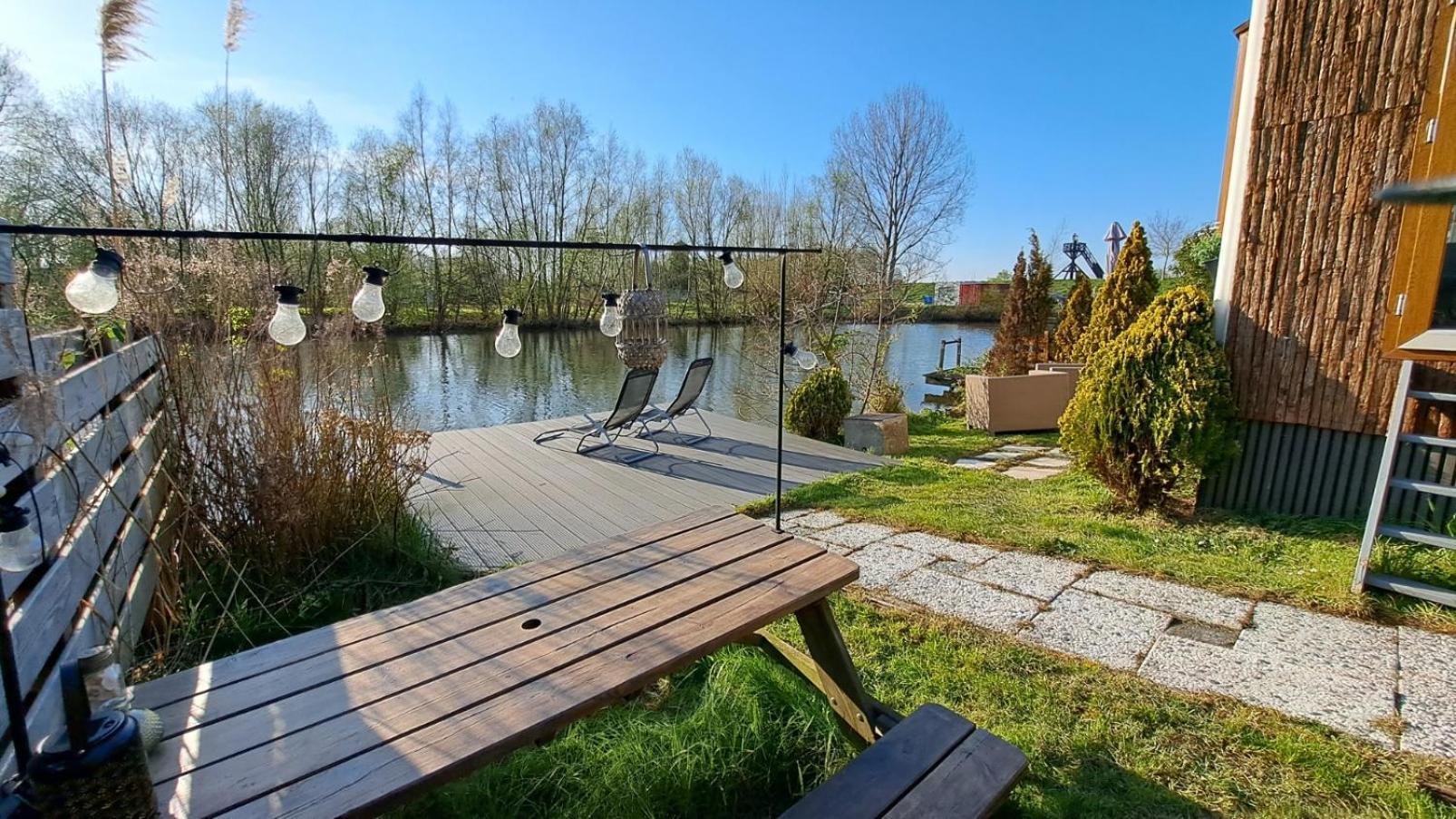 Het Witte Chalet Aan Het Water Van Monumentaal Fort Ooltgensplaat Exterior photo